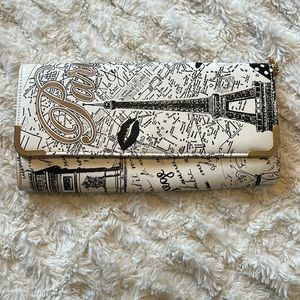 Aldo clutch with hidden chain strap